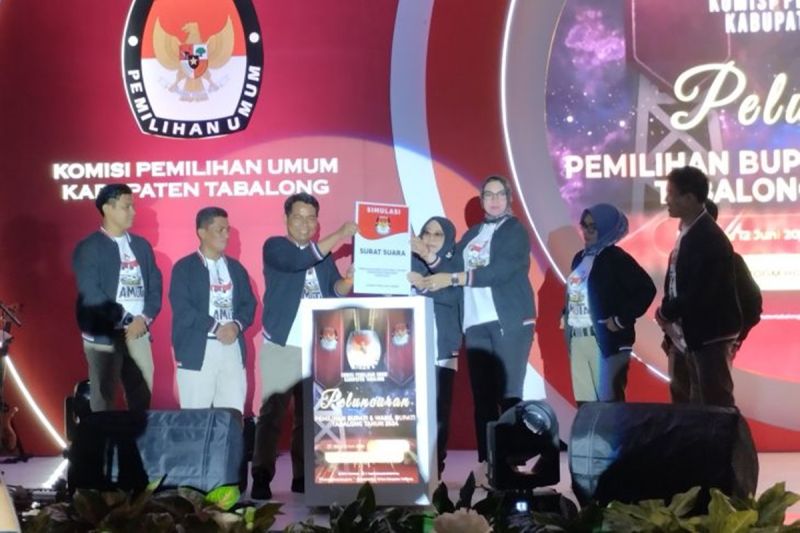 Dokumentasi - Penjabat Bupati Tabalong Hamida Munawarah didampingi Ketua KPU Kabupaten Tabalong Ardiansyah dan perwakilan KPU Provinsi Kalimantan Selatan meluncurkan Pemilihan Kepala Daerah (Pilkada) Tabalong di Tanjung, Kalimantan Selatan, Rabu (12/6/2024) malam. (ANTARA/Herlina Lasmianti)