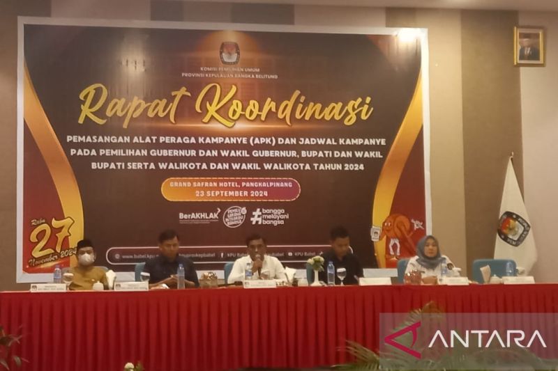 Ketua KPU Provinsi Kepulauan Babel Husin membuka Rakor Pemasangan APK dan Jadwal Kampanye Pilkada 2024 di Pangkalpinang, Senin. (ANTARA/Aprionis)