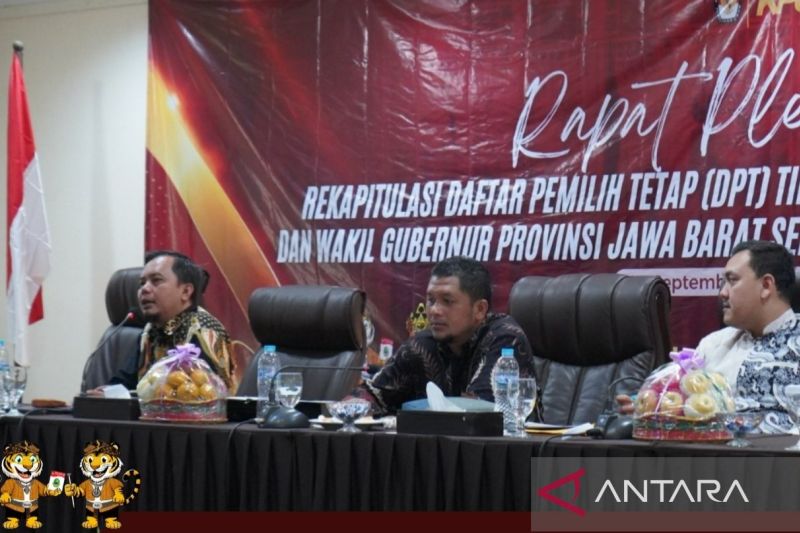 Kabid Perencanaan Data dan Informasi KPU Kabupaten Bogor Asep Saepul Hidayat (kiri) di Cisarua, Kabupaten Bogor, Jawa Barat. ANTARA/HO-KPU Kabupaten Bogor