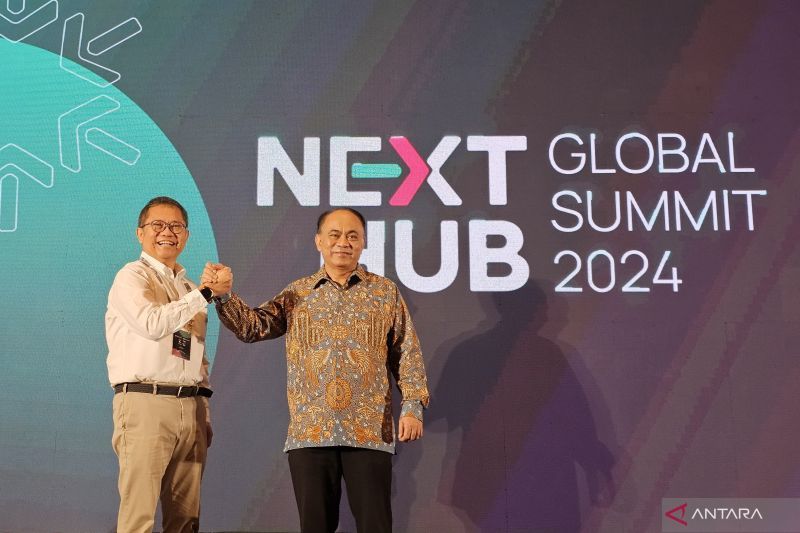 Pemimpin Nexticorn Foundation Rudiantara (kanan) dan Menteri Komunikasi dan Informatika Budi Arie Setiadi (kiri) membuka NextHub Global Summit 2024 di Nusa Dua, Kabupaten Badung, Provinsi Bali, Senin (23/9/2024). (ANTARA/Livia Kristianti)