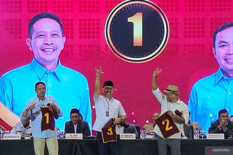 Tiga calon Wali Kota Malang, yakni Wahyu Hidayat (kiri), M. Anton (tengah), dan Heri Cahyono (kanan) menunjukkan nomor urut pasangan dalam rapat pleno terbuka yang diselenggarakan oleh KPU Kota Malang, Senin (23/9/2024). (ANTARA/Ananto Pradana)