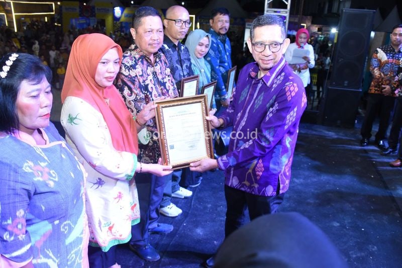 Kanwil Kemenkumham Sulteng Hermansyah Siregar menyerahkan sertifikat hak cipta kepada masyarakat Banggai, di Banggai, Minggu (22/9/2024). (ANTARA/HO-Kanwil Kemenkumham Sulteng)