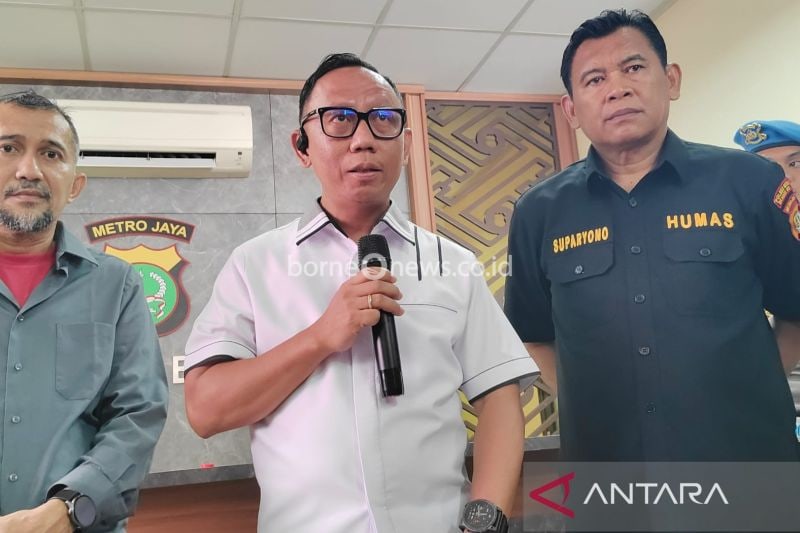Kasat Reskrim Polres Metro Bekasi Kota Komisaris Pol. Audy Jozie Oroh dan Kasi Humas Polres Metro Bekasi Kota AKP Suparyono memberikan keterangan kepada awak media di Mapolres Metro Bekasi Kota, Senin. (ANTARA/Pradita Kurniawan Syah).