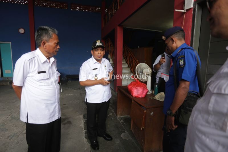 Plt Kepala Pelaksana BPBD Kota Tangerang Ubaidillah Ansar (kiri) mendampingi Pj Wali Kota Tangerang Dr. Nurdin (tengah) saat mengecek alat penanganan kebencanaan. (ANTARA/HO-Pemkot Tangerang)