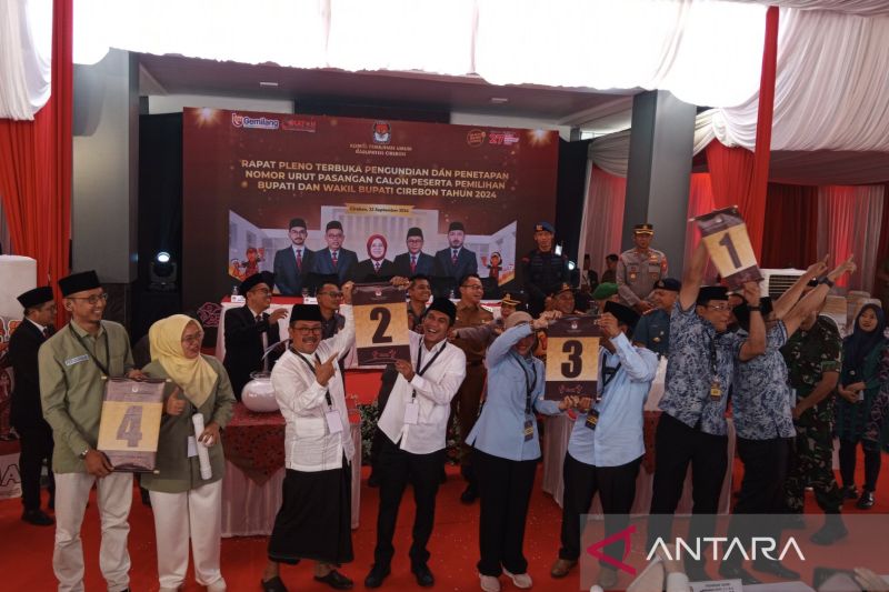 Paslon Bupati dan Wakil Bupati Cirebon saat menunjukkan nomor urut yang diperoleh berdasarkan pengundian di Kantor KPU Kabupaten Cirebon, Jawa Barat, Senin (23/9/2024). (ANTARA/Fathnur Rohman)