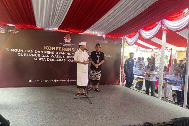 Pasangan calon peserta Pilkada Bali Koster-Giri saat konferensi pers usai pengambilan nomor urut di Denpasar, Senin (23/9/2024) ANTARA/Ni Putu Putri Muliantari