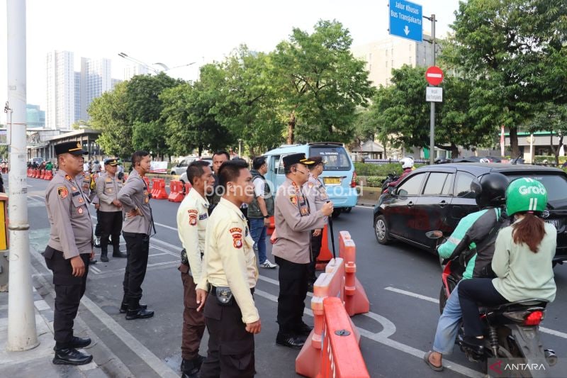 Kapolres Metro Jakarta Pusat Kombes Polisi Susatyo Purnomo Condro di depan Kantor KPU Provinsi DKI Jakarta, Jalan Salemba Raya, Senen, Jakarta Pusat, Senin (23/9/2024). (ANTARA/HO-Polres Metro Jakarta Pusat)