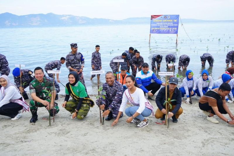 Lanal Palu Tanam 1.500 Bibit Mangrove untuk Mitigasi Iklim