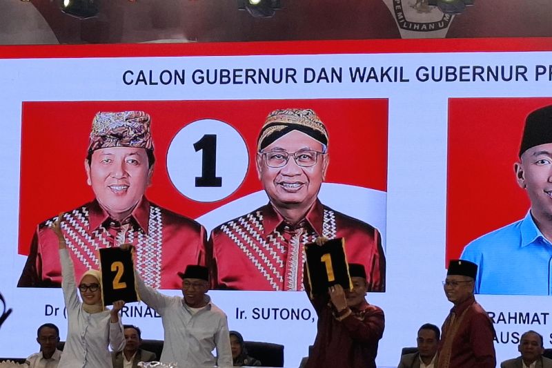 Dua pasangan calon Gubernur dan Wakil Gubernur Lampung Rahmat Mirzani Djausal-Jihan Nurlela dan Arinal Djunaidi-Sutono dalam penetapan nomor urut dalam Pilkada 2024. Bandarlampung, Senin (23/9/2024). ANTARA/Ruth Intan Sozometa Kanafi.