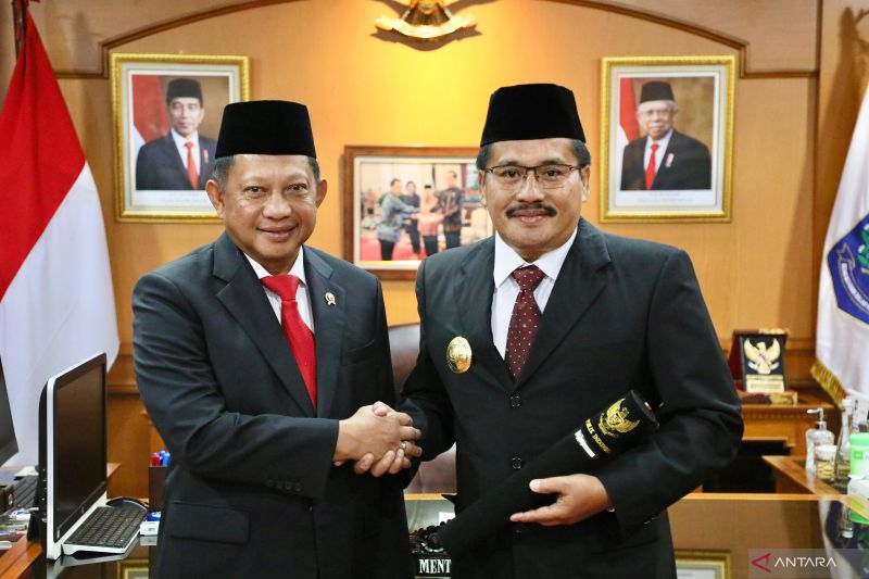 Menteri Dalam Negeri (Mendagri) Tito Karnavian (kiri) bersalaman usai mengukuhkan Togap Simangunsong (kanan) sebagai Penjabat Sementara (Pjs) Gubernur Kaltara, di Jakarta, Senin (23/9/2024). (ANTARA/HO-ADPIM Kaltara)