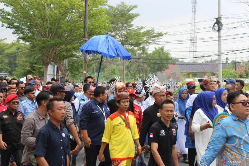 Suasana ribuan simpatisan saat mengantarkan pasangan calon kepala daerah untuk melakukan pengambilan nomor urut di kantor KPU Lampung Selatan. (ANTARA/Riadi Gunawan)