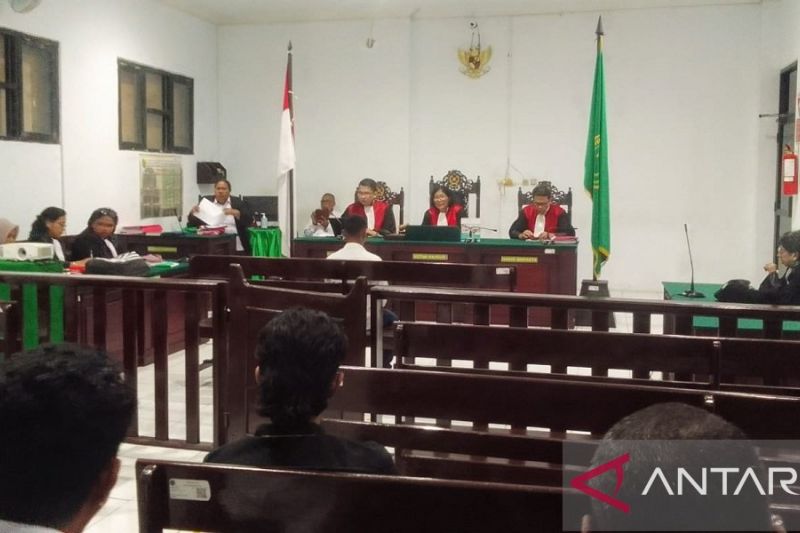 Indra Waly, terdakwa rudapaksa anak bawah umur sedangkan mendengarkan pembacaan putusan majelis hakim PN Ambon yang menghukumnya selama tujuh tahun penjara. (23/9) (ANTARA/daniel/)