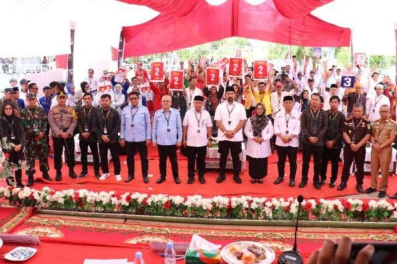 Para peserta pasangan calon Bupati dan Wakil Bupati Luwu Timur usai pengambilan dan penetapan nomor urut paslon yang digelar KPU Lutim, Senin (23/9/2024). ANTARA/HO/Pemkab Lutim
