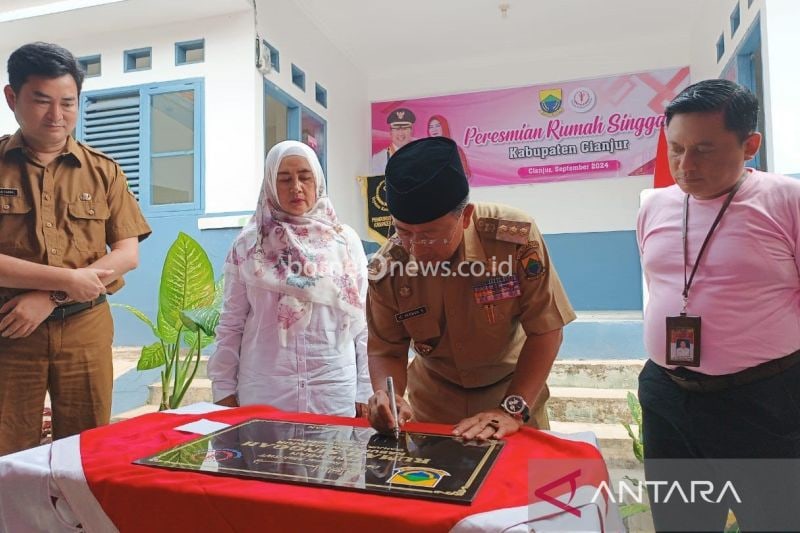Bupati Kabupaten Cianjur, Jawa Barat, Herman Suherman meresmikan rumah singgah bagi pasien kanker yang menjalani pelayanan kesehatan di RSUD Sayang Cianjur, Senin (23/9/2024). ANTARA/Ahmad Fikri