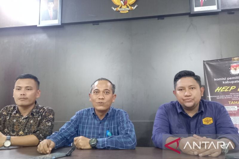 Ketua KPU Kabupaten Sigi Soleman (tengah) didampingi komisioner lainnya memberikan keterangan kepada awak media terkait logistik Pilkada 2024 yang sudah tersedia di gudang KPU Sigi, Senin (23/9/2024). ANTARA/MOH SALAM
