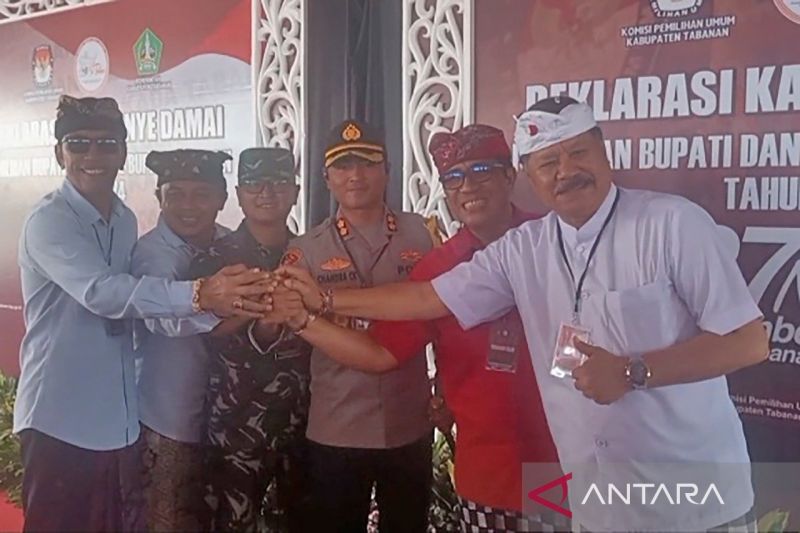 Calon bupati dan wakil bupati Tabanan I Komang Gede Sanjaya-I Made Dirga dan pasangan calon I Nyoman Mulyadi-Nyoman Ardika berpose bersama usai pengambilan nomor urut di Kantor KPU Tabanan, Bali, Senin (23/9/2024). ANTARA/Pande Yudha