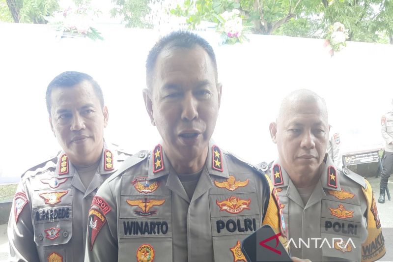 Kapolda Kalsel Irjen Pol Winarto didampingi Direktur Lalu Lintas Polda Kalsel Kombes Pol Robertho Pardede memberikan keterangan ke media usai syukuran Lalu Lintas Bhayangkara ke-69 tahun 2024 di Aula Mathilda di Banjarmasin, Senin (23/9/2024). (ANTARA/Firman)