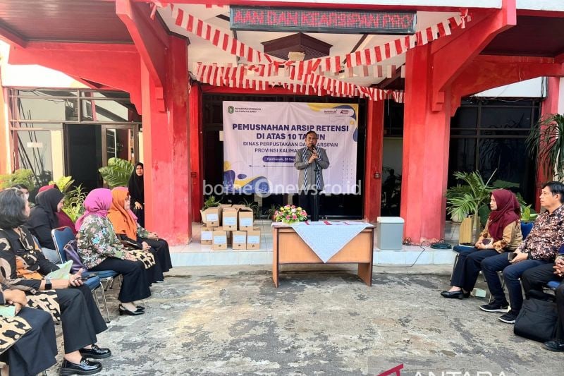 Dinas Perpustakaan dan Kearsipan (DPK) Provinsi Kalimantan Barat melakukan pemusnahan arsip retensi di atas 10 tahun. Langkah ini merupakan bagian dari komitmen DPK untuk memastikan pengelolaan arsip yang lebih efisien dan sesuai dengan regulasi, sebagai upaya memperkuat tata kelola kearsipan di lingkungan Pemprov Kalbar. (ANTARA/Rendra Oxtora)