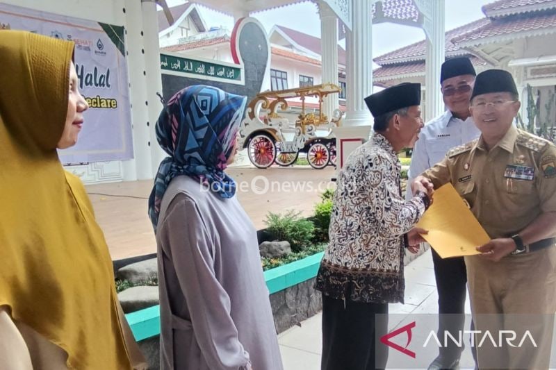 Kemenag Cianjur Serahkan 150 Sertifikat Halal untuk UMKM