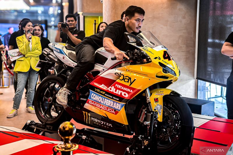 Simulator Pertamina Enduro VR46 Racing Team dengan motor Ducati Superbike 848 yang tersedia dalam Enduro x Fastron Lounge di Gedung Oil Centre, Jakarta Pusat, Senin (23/9/2024). (ANTARA/Pamela Sakina)