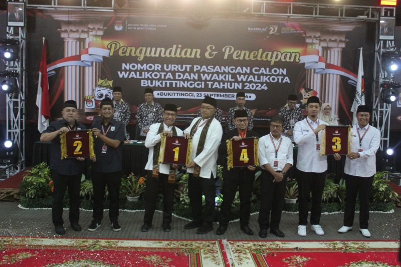 Empat pasang calon kepala daerah Kota Bukittinggi memperlihatkan nomor urut resmi yang telah diresmikan KPU untuk memulai masa kampanye Pilkada 2024, Senin (23/9/2024). ANTARA/Al Fatah