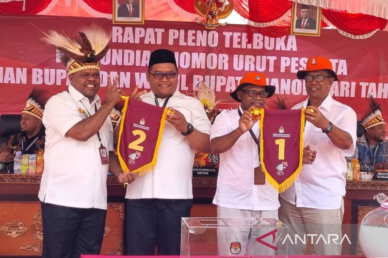Paslon Bernard Boneftar-Eddy Waluyo (BERBUDI) mendapat nomor urut 1 dan paslon Hermus Indou-Mugiyono (HERO) mendapat nomor urut 2 pada pengundian nomor urut Pilkada di Manokwari, Senin (23/9/2024). ANTARA/Ali Nur Ichsan