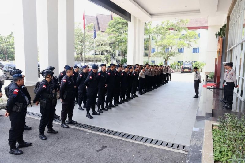 Personel Polda Kepri mengamakan proses pengambilan nomor urut pasangan calon gubernur/wakil gubernur peserta Pilkada 2024 di Tanjungpindang, Kepulauan Riau, Senin (23/9/2024). (ANTARA/HO-Bidhumas Polda Kepri)