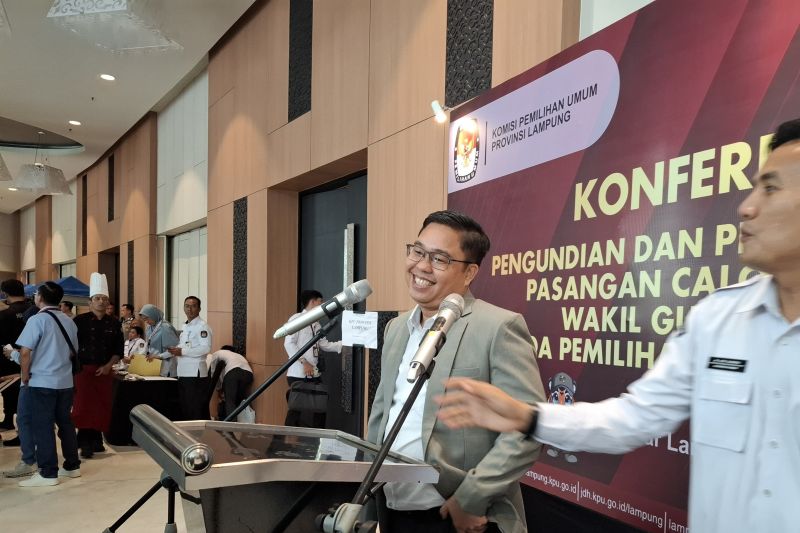 Ketua Komisi Pemilihan Umum (KPU) Provinsi Lampung Erwan Bustami saat memberikan keterangan pers, di Bandarlampung, Senin (23/9/2024). ANTARA/Ruth Intan Sozometa Kanafi.