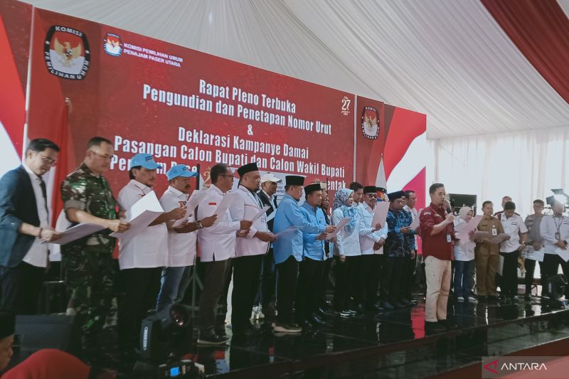 Ketua KPU Kabupaten Penajam Paser Utara, Provinsi Kalimantan Timur Ali Yamin Ishak pimpin pembacaan deklarasi damai yang diikuti paslon dan perwakilan partai politik pengusung usai rapat pleno terbuka pengundian dan penetapan nomor urut paslon, Senin (23/9/2024). ANTARA/Nyaman Bagus Purwaniawan