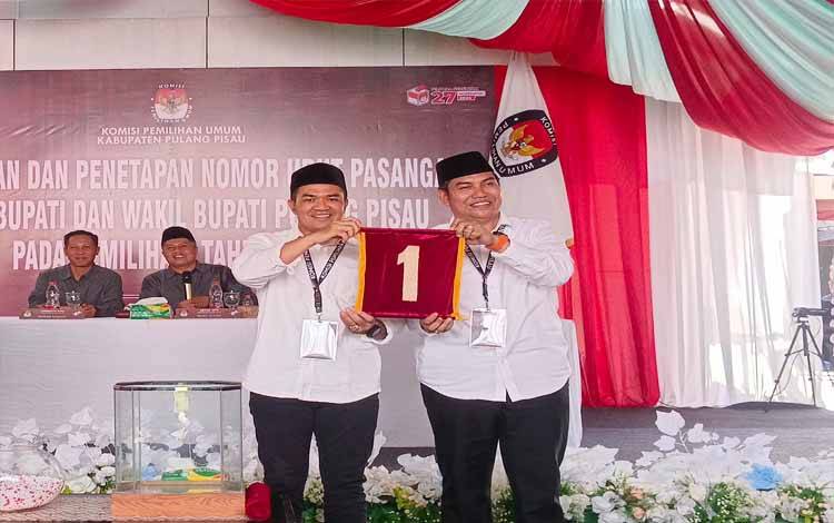 Pasangan calon Bupati dan Wakil Bupati Ahmad Rifai - Ahmad Jayadikarta saat penetapan no urut/?( FOTO : RETHA)