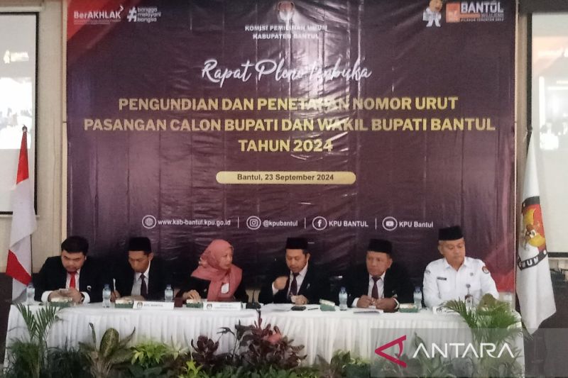 Ketua KPU Bantul Joko Santoso dan para komisioner KPU pada pengundian dan penetapan nomor urut pasangan calon bupati dan wakil bupati dalam Pilkada 2024 di KPU Bantul, DIY. Senin (23/9/2024) (ANTARA/Hery Sidik)