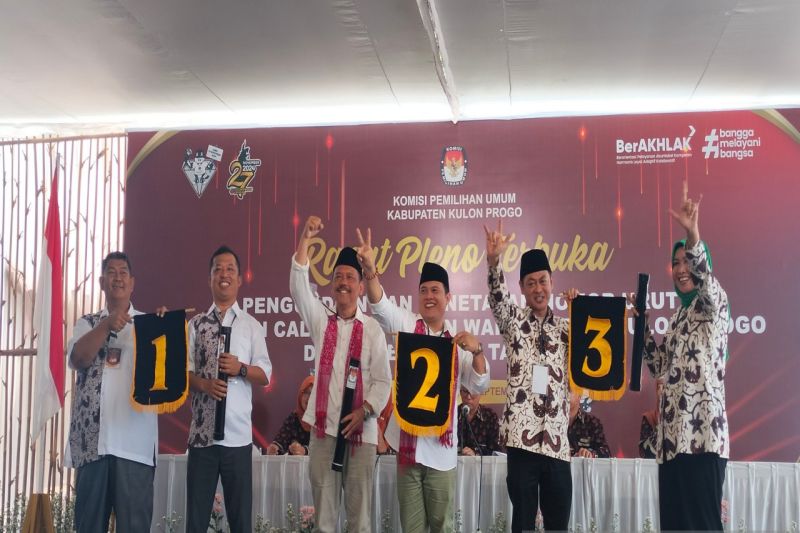 Peserta Pilkada 2024 di Kabupaten Kulon Progo, Daerah Istimewa Yogyakarta, memegang nomor urut pada Senin (23/9/2024). (ANTARA/Sutarmi)