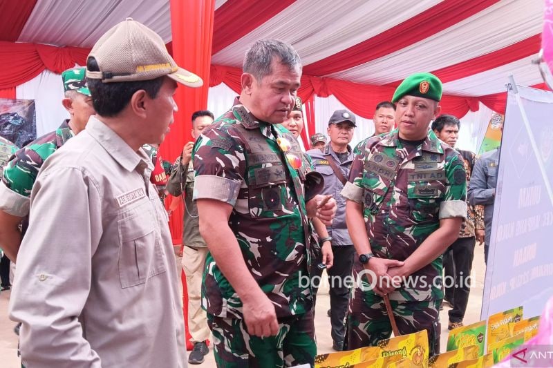 KSAD Jenderal TNI Maruli Simanjuntak saat meninjau stand produk UMKM khas Sukabumi usai meresmikan Program Pipanisasi Daerah Air Minum (DAM) Parit Mekarsakti di Kecamatan Ciemas, Kabupaten Sukabumi, Jabar pada Senin, (23/9/2024). ANTARA/Aditya Rohman