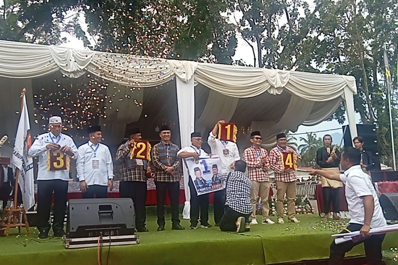 Empat pasangan calon Bupati dan Wakil Bupati Pasaman Barat untuk Pilkada 2024 saat membuka nomor urut dalam pengundian nomor urut oleh KPU daerah setempat, di Simpang Empat, Senin (23/9/2024). ANTARA/Altas Maulana.