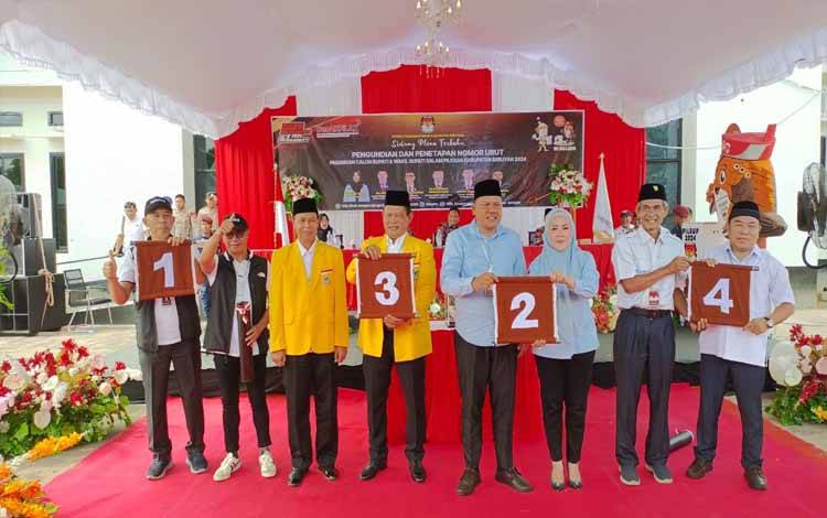 Empat pasangan calon Bupati dan Wakil Bupati peserta Pilkada Kabupaten Seruyan saat memperlihatkan nomor urutnya. (Foto ; Fahrul)