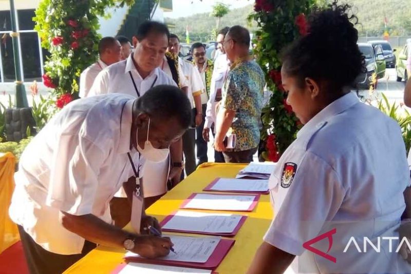 Salah satu paslon Bupati dan Wakil Bupati Jayapura Jan Jaap Ormuseray dan Asrin Rante Tasak saat mengisi buku kehadiran atau registrasi pada rapat terbuka pengundian dan penetapan nomor urut pasangan calon bupati dan wakil bupati Jayapura periode 2024-2024, di Sentani, Senin (23/9/2024). ANTARA/Yudhi Efendi