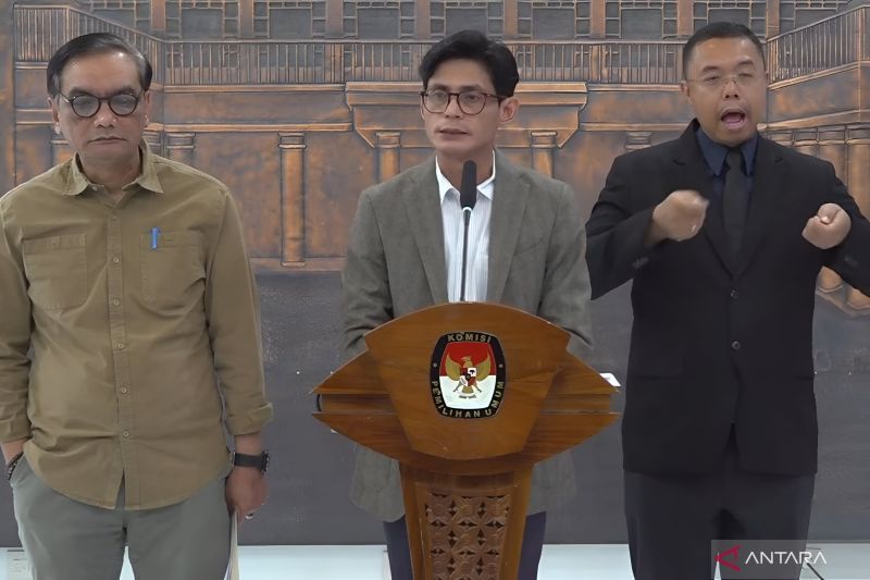 Anggota KPU RI August Mellaz dalam konferensi pers di Kantor KPU RI, Jakarta, Senin (23/9/2024). ANTARA/Narda Margaretha Sinambela.