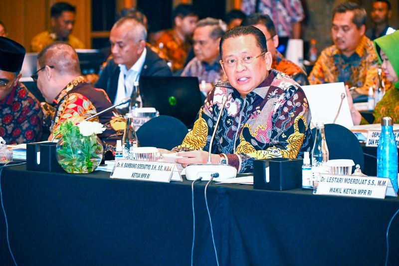 Ketua MPR RI Bambang Soesatyo saat memimpin Rapat Gabungan Pimpinan MPR dengan Pimpinan Fraksi dan Kelompok DPD, di Tangerang, Banten, Senin (23/9/24). (ANTARA/HO-MPR)