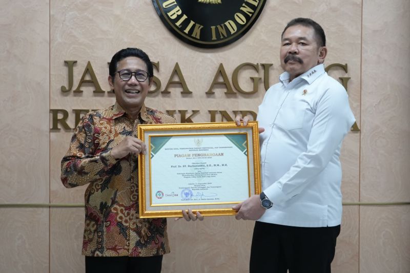 Jaksa Agung ST Burhanuddin menerima secara langsung penghargaan dari Menteri Desa PDTT Abdul Halim Iskandar atas kesuksesan membangun desa melalui program Jaga Desa (Jaksa Garda Desa) di Kantor Kejaksaan Agung, Jakarta, Senin (23/9/2024). ANTARA/HO-Kejaksaan Agung RI