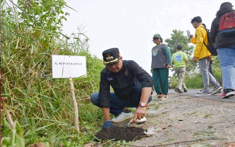 Pj Bupati Kapuas Galakkan Penanaman Pohon