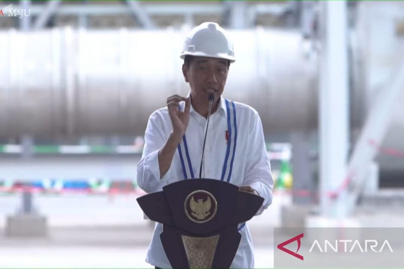 Presiden Joko Widodo memberikan sambutan pada peresmian smelter PT Freeport Indonesia di Gresik, Provinsi Jawa Timur melalui tayangan langsung dari akun YouTube Sekretariat Presiden yang disaksikan di Jakarta, Senin (23/9/2024). ANTARA/Mentari Dwi Gayati