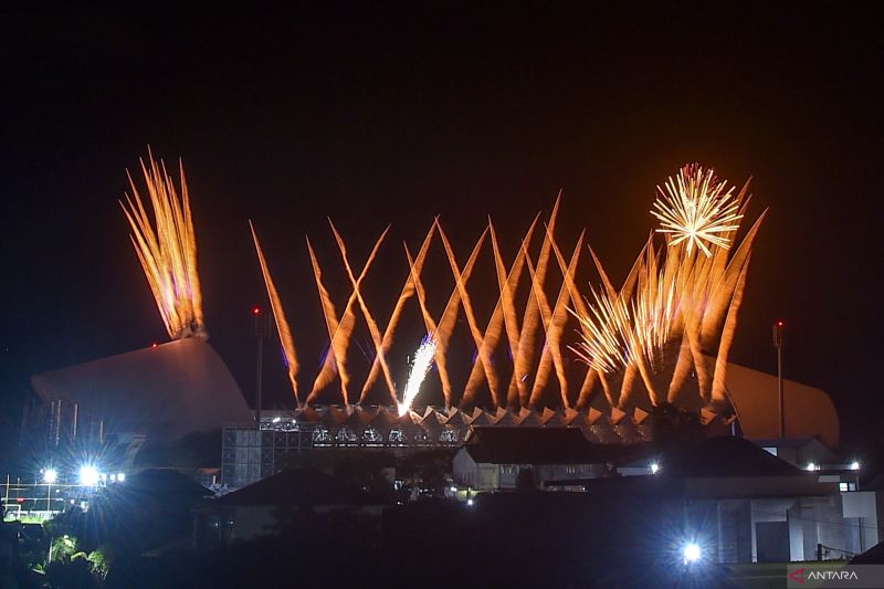 Suasana pertunjukan kembang api pada pembukaan PON XXI Aceh-Sumut 2024 di Stadion Harapan Bangsa, Banda Aceh, Aceh, Senin (9/9/2024). Perhelatan olahraga empat tahunan yang berlangsung 9-20 September 2024 tersebut mengangkat tema Bersatu Kita Juara. ANTARA FOTO/Budi Candra Setya/wpa.
