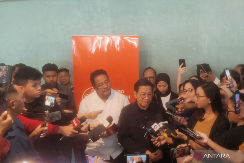 Pasangan calon gubernur dan wakil gubernur DKI Jakarta Pramono Anung-Rano Karno memberi keterangan kepada media usai dialog publik seni bersama calon gubernur dan calon wakil gubernur DKI Jakarta di Taman Ismail Marzuki, Jakarta Pusat, Senin (23/9/2024). ANTARA/Risky syukur