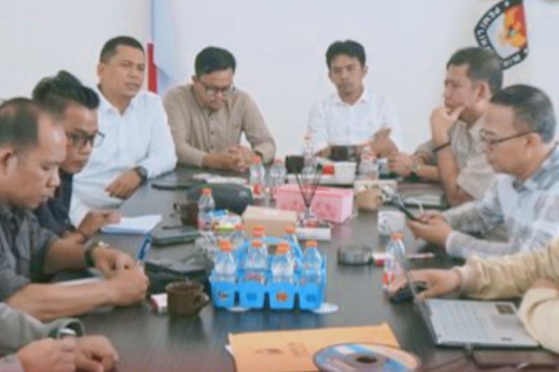 Komisioner KPU Purwakarta Oyang Este Binos (tengah). (ANTARA/HO-KPU Purwakarta)