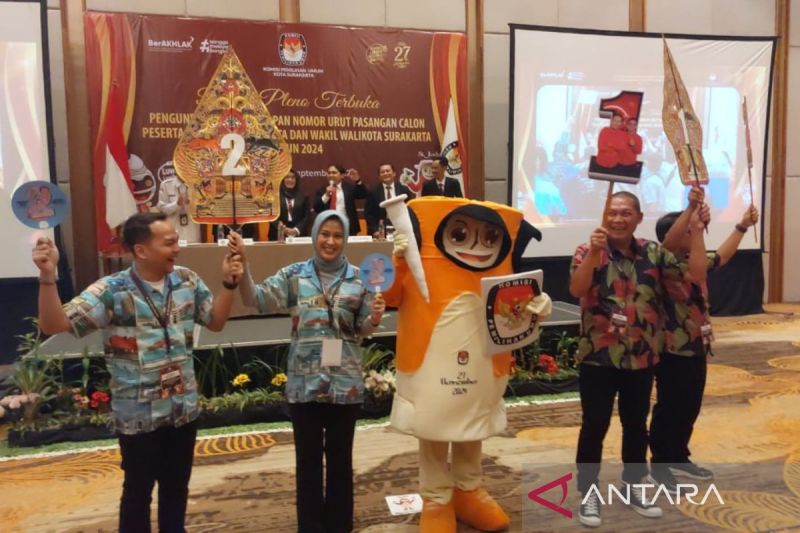 Pengundian nomor urut peserta Pilkada Surakarta di Solo, Jawaa Tengah, Senin (23/9/2024). ANTARA/Aris Wasita