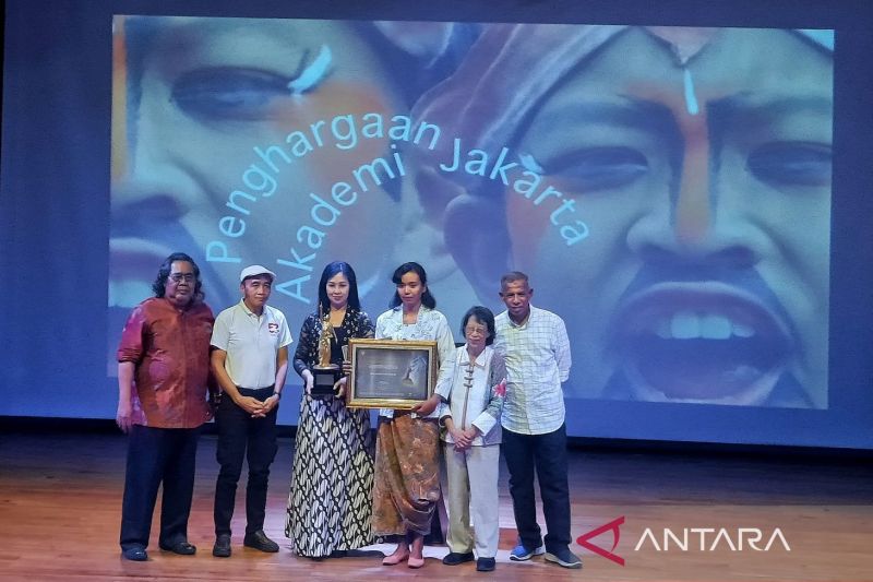 Perwakilan dari Kelompok Lima Gunung, Endah Pertiwi (tiga dari kanan) menerima pengharagaan dari Akademi Jakarta di Taman Ismail Marzuki (TIM), Senin (23/09/2024). ANTARA/Chairul Rohman