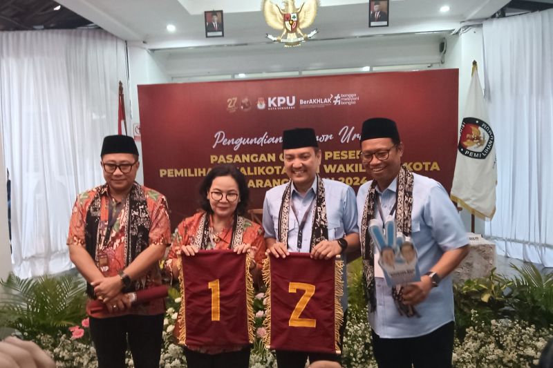 Pasangan calon wali kota dan wakil wali kota Semarang Agustina Wilujeng-Iswar Aminuddin memegang papan nomor urut satu, sedangkan pasangan Yoyok Sukawi-Joko Santoso memegang papan nomor urut dua untuk mengikuti kontestasi Pemilihan Kepala Daerah (Pilkada) Kota Semarang 2024. ANTARA/Zuhdiar Laeis