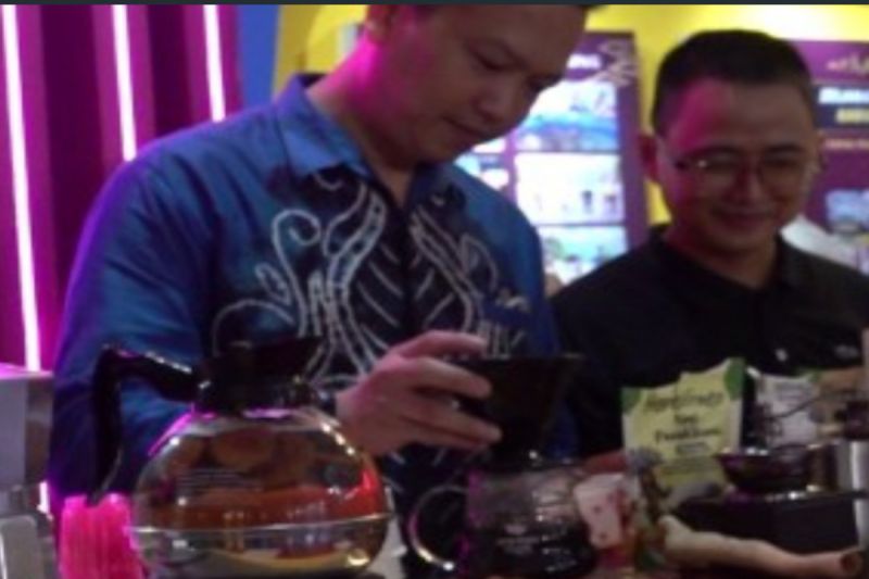 Stan Kabupaten Tabalong ramai dikunjungi pengunjung Kalsel Expo 2024 untuk menikmati rasa dan aroma dari Kopi Bajakah, kopi khas Tabalong. ANTARA/HO-Diskominfo Tabalong