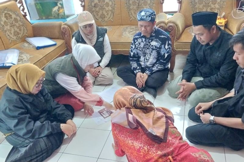 Proses pengawasan dalam proses pencocokan dan penelitian (coklit) data pemilih pada tahapan penyusunan daftar pemilih pada Pemilihan Serentak Tahun 2024 di Jawa Barat. (ANTARA/HO Bawaslu Jabar)