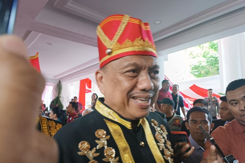 Gubernur Olly Dondokambey (ANTARA/Karel A Polakitan)